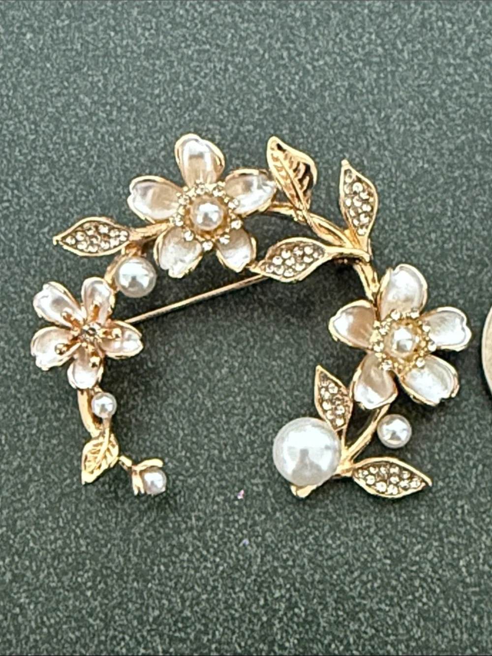 NWOT Gold Tone White Floral Bouquet Brooch with Crystal Accents